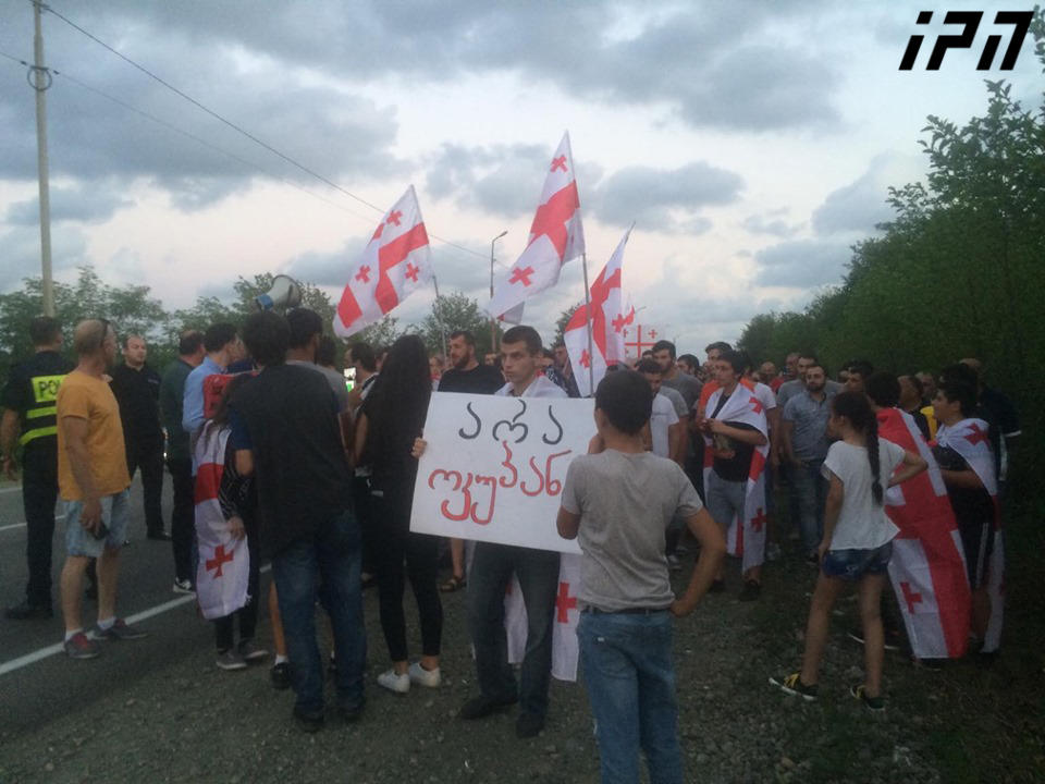 შეკვეთილში, აქციის მონაწილეები დენდროლოგიური პარკისკენ მიემართებიან