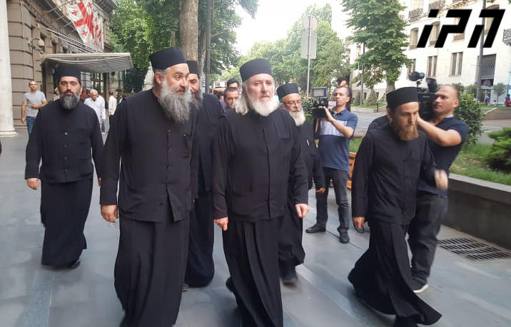 დეკანოზი დავით ისაკაძე - მოინანიეთ, ვისაც სოდომის ცოდვის სნეულება გჭირთ, მიგიღებთ,  არ გკრავთ ხელს, მაგრამ ნუ შეგვიგინებთ სიწმინდეს და რუსთაველზე ნუ გამოივლით