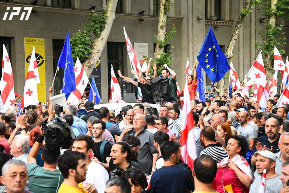 Police makes cordon between two demonstrations on Rustaveli Avenue