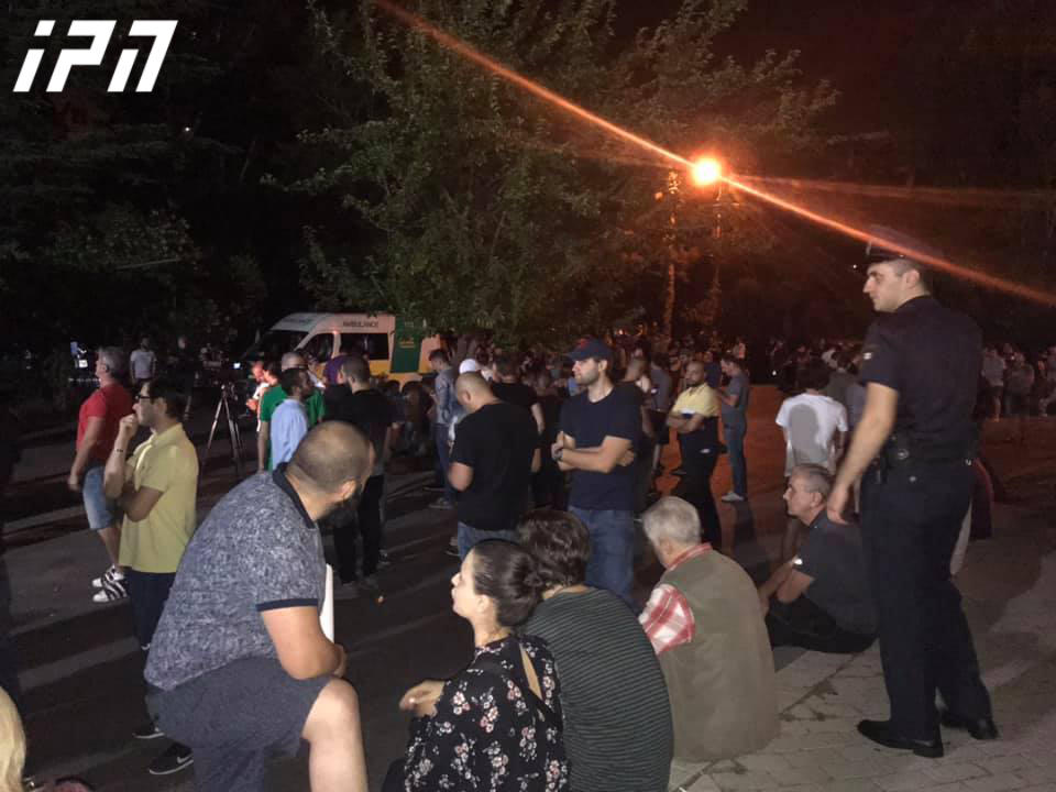 აქციის მონაწილეების ნაწილმა „რუსთავი 2“-ის შენობის მიმართულებით კვერცხები და ცოცხები ისროლა