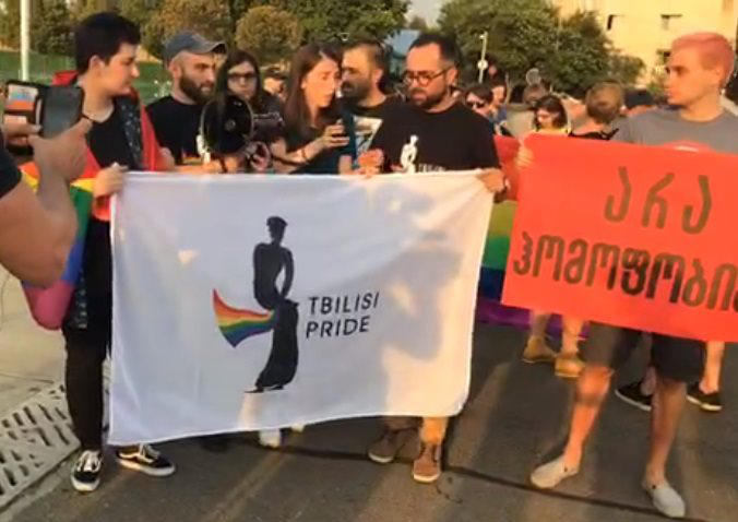 „თბილისი პრაიდის“ ორგანიზატორებმა შინაგან საქმეთა სამინისტროსთან მსვლელობა გამართეს