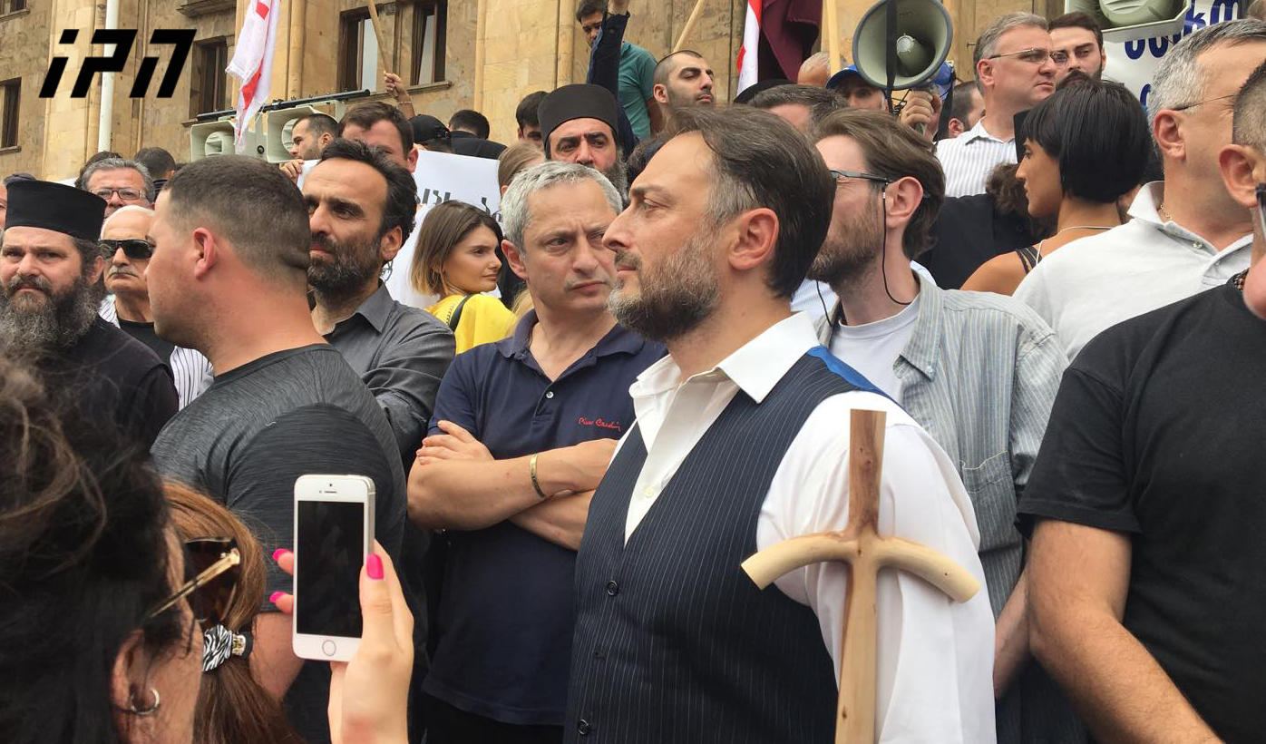 „თბილისი პრაიდის“ საწინააღმდეგო აქციის მონაწილეების ინფორმაცით, მათ რეგიონებიდანაც უერთდებიან