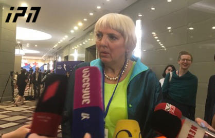 Vice-President of the German Bundestag: If demonstrators want to appeal to the international guests, they’d better did it in English