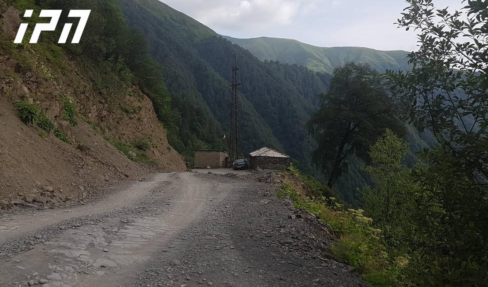 თუშეთის გზაზე სატვირთო მანქანა, რომელშიც 12 ადამიანი იმყოფებოდა, ხევში გადავარდა