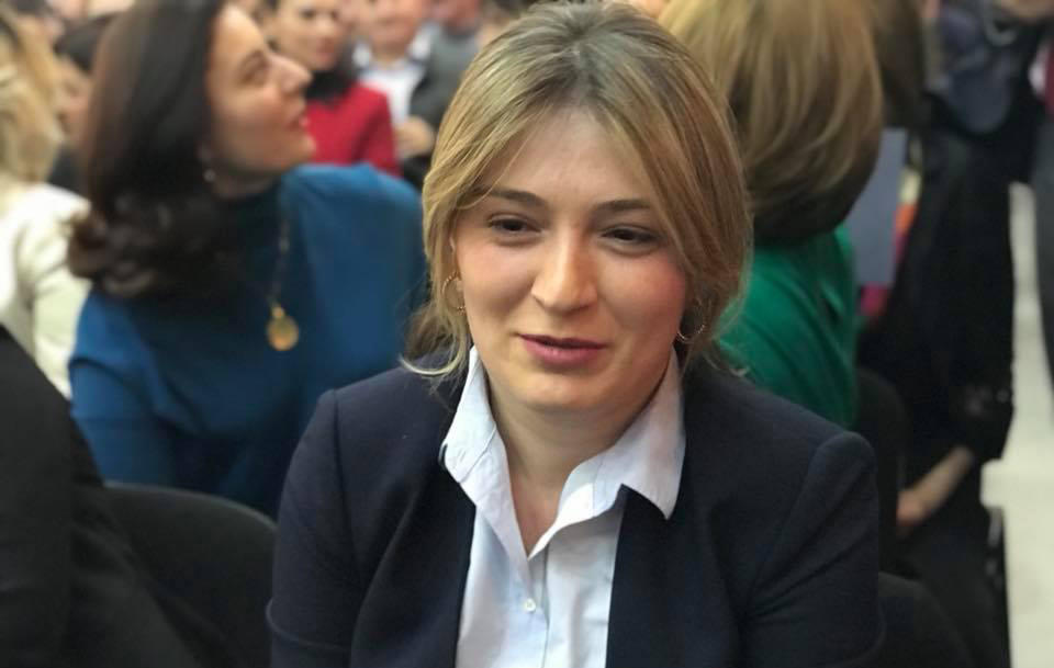 მოსამართლე თამარ ონიანი მოსამართლეობის კანდიდატ ზურაბ აზნაურაშვილთან დაკავშირებით განმარტებას აკეთებს