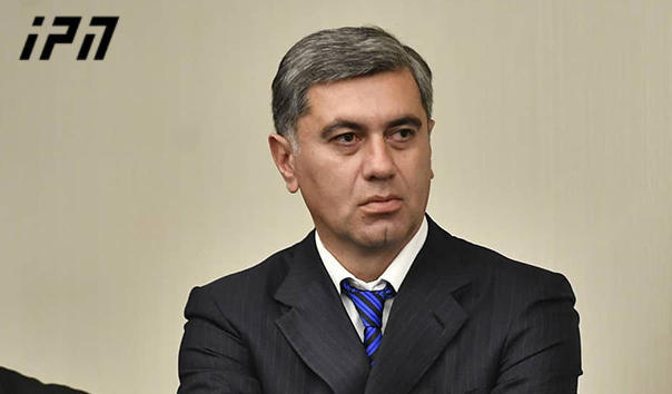 გუბაზ  სანიკიძის ინფორმაციით,  ირაკლი ოქრუაშვილი    შეთქმულებისა  და ჯგუფური ძალადობის ორგანიზების მუხლებით დააკავეს