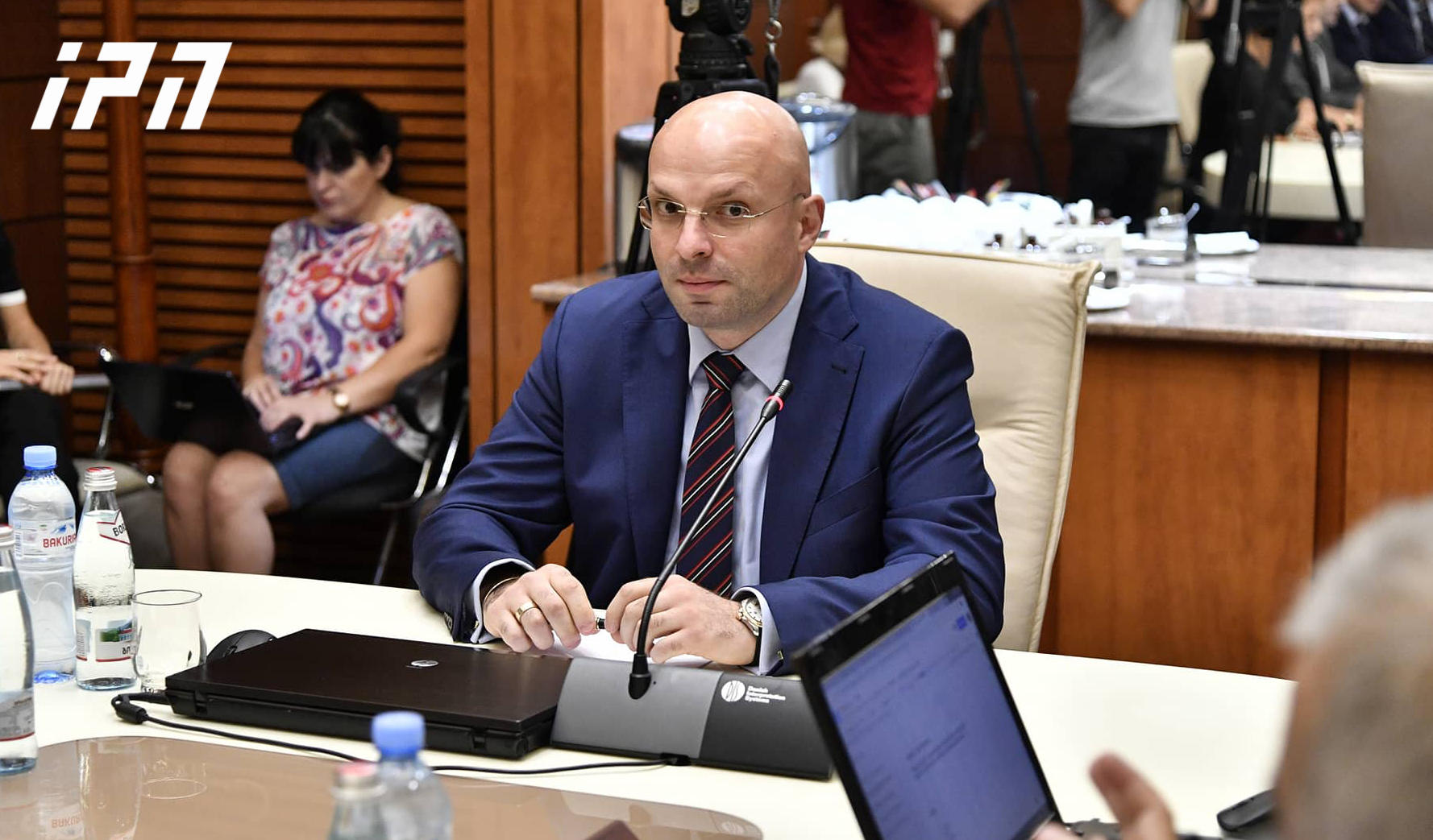 შალვა თადუმაძე ნაზი ჯანეზაშვილს - თქვენს ხუმრობას შეურაცხყოფად ვიღებ - არ ვარ ამ კატეგორიის არც პიროვნება და არც გენპროკურორი, რომ ვიღაცეებს სამაგიეროს ვუხდიდე
