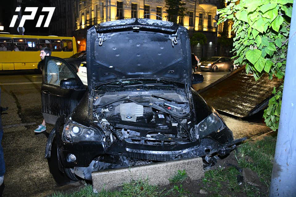 რუსთაველის გამზირზე ერთმანეთს სამი  ავტომობილი დაეჯახა