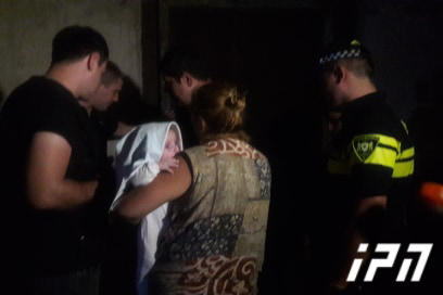 158-ე სკოლასთან მდებარე შენობასთან, სადაც დევნილები და სოციალურად დაუცველები არიან შესახლებულები, პოლიციის თანამშრომლები არიან მობილიზებული