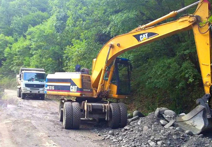 ამბროლაურის მუნიციპალიტეტში გზების სარეაბილიტაციო სამუშაოები მიმდინარეობს