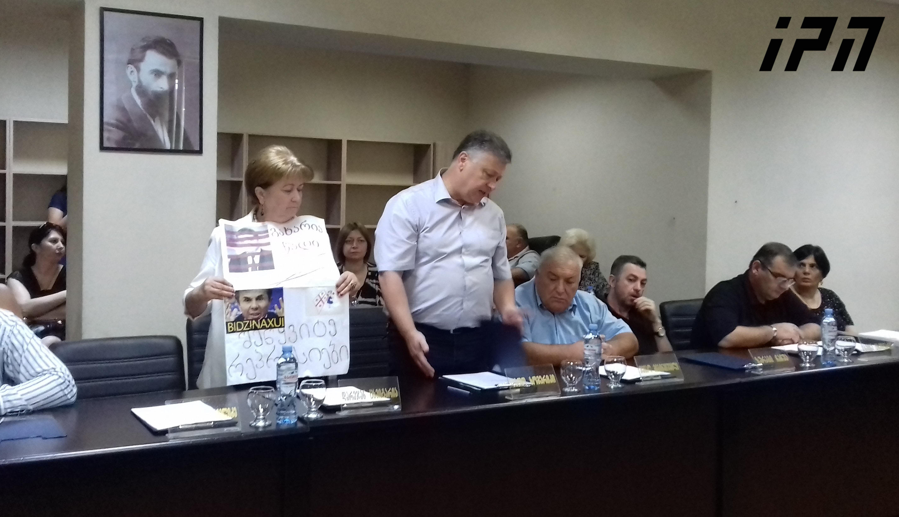 ფოთში საკრებულოს სხდომა ხმაურისა და დაპირისპირების ფონზე მიმდინარეობდა