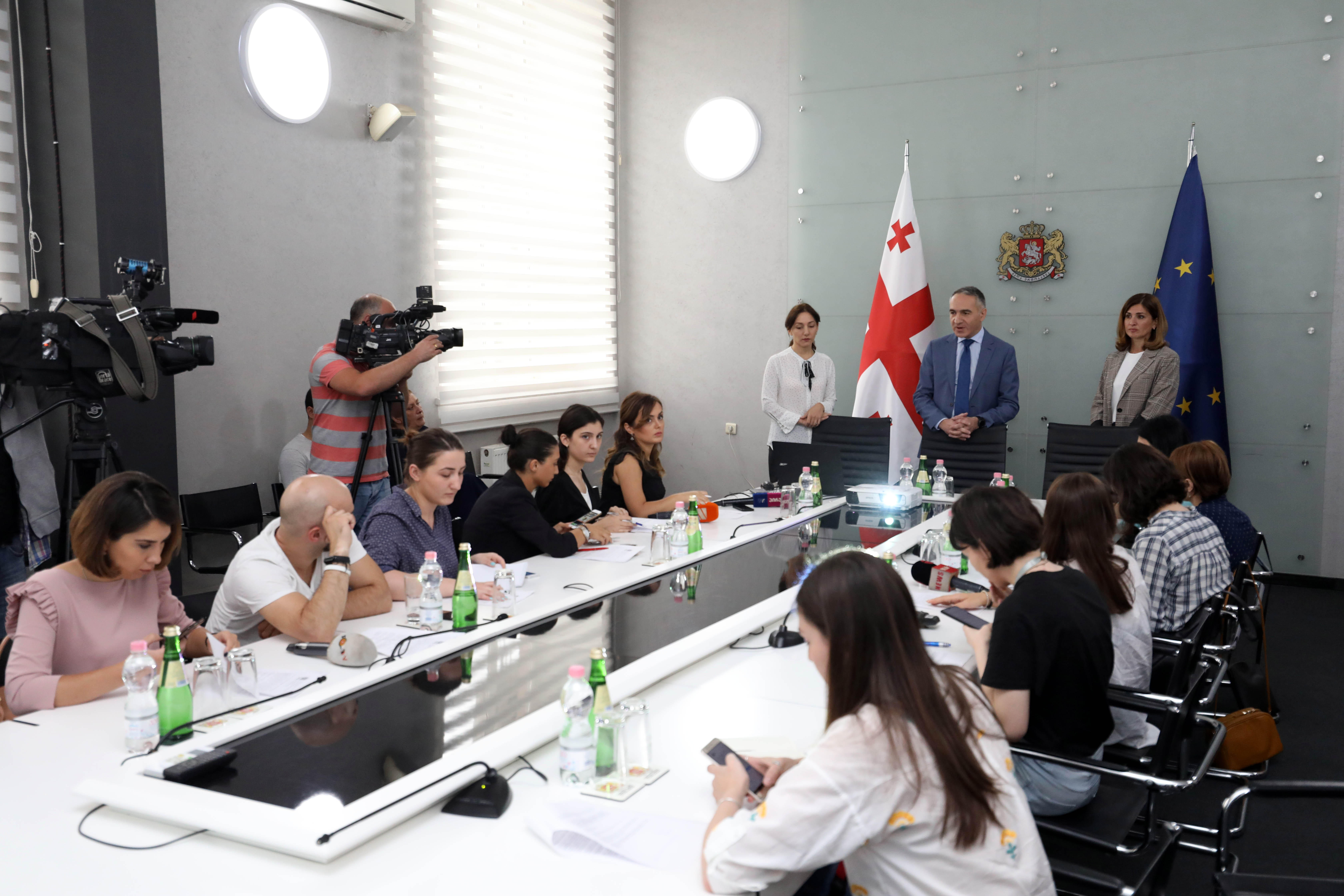 2020   წელს  ერთიანი ეროვნული   გამოცდები  ახალი მოდელით ჩატარდება, მათ შორის აბიტურიენტებს 4-ის ნაცვლად 3 სავალდებულო გამოცდის ჩაბარება მოუწევთ