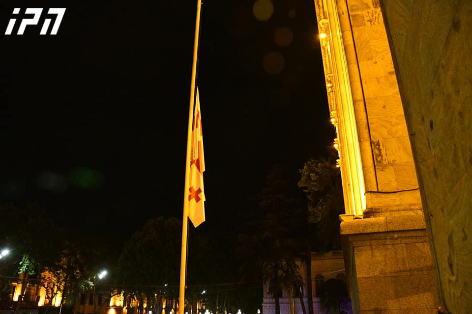 აგვისტოს ომის მე-12 წლისთავთან დაკავშირებით, ყველა სახელმწიფო უწყებაზე საქართველოს სახელმწიფო დროშა დაეშვა