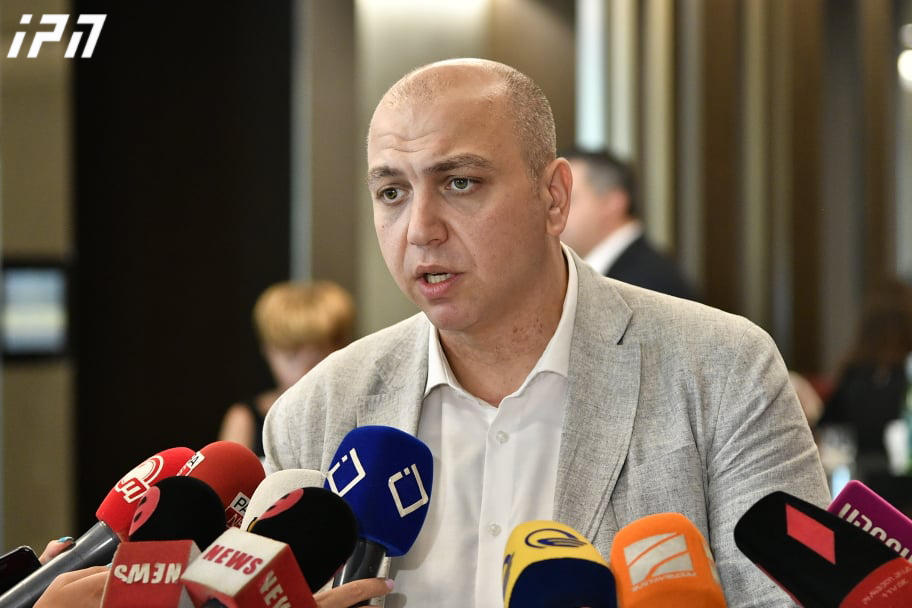 ირაკლი ქარსელაძე აცხადებს, რომ ანაკლიის პორტამდე მისასვლელი გზის და რკინიგზის მშენებლობის საკითხი, კონსორციუმთან ხელშეკრულების შეწყვეტის გამო, დღის წესრიგიდან მოიხსნა