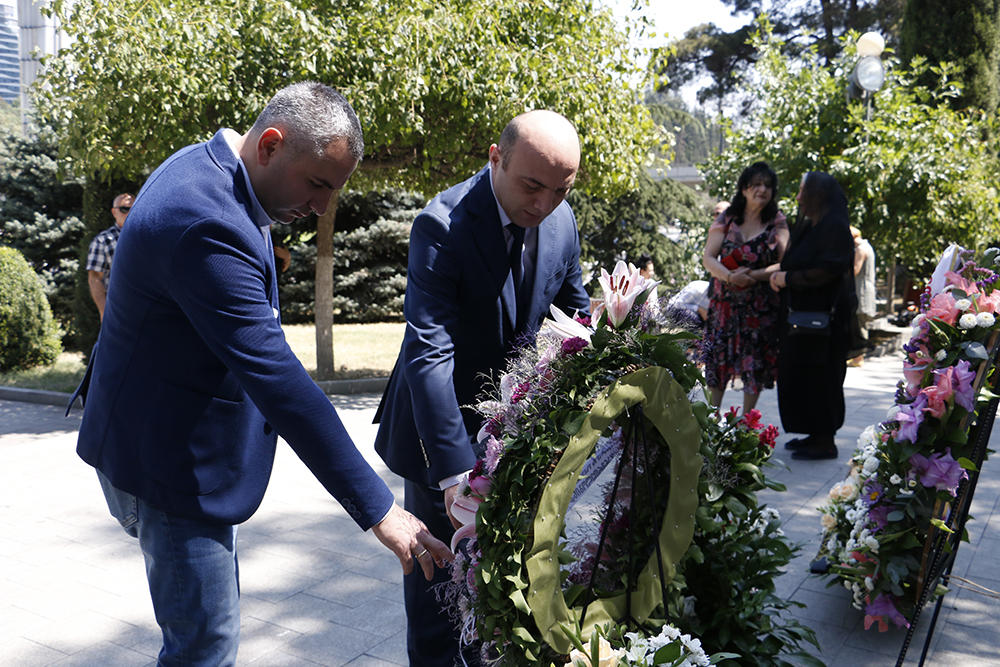 ჯანდაცვის მინისტრის მოადგილემ ტერიტორიული მთლიანობისათვის ბრძოლაში დაღუპულთა ხსოვნას პატივი მიაგო და გმირთა მემორიალი გვირგვინით შეამკო