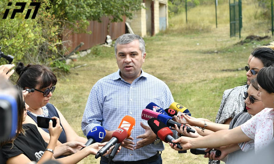 დავით ბაქრაძე - ვიდრე ხელისუფლება ქვეყნის შიგნით დამნაშავეების ძებნით და რუსეთის მხარდამჭერი ფილმების გადაღებითაა დაკავებული, რუსეთი მორიგ სოფელს გვიღობავს