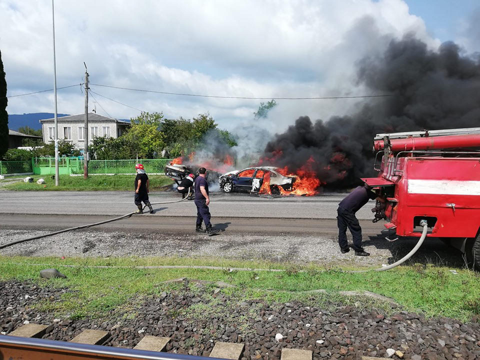 სენაკთან ავტოსაგზაო შემთხვევის შედეგად 2 მანქანას ცეცხლი გაუჩნდა, არის მსხვერპლი
