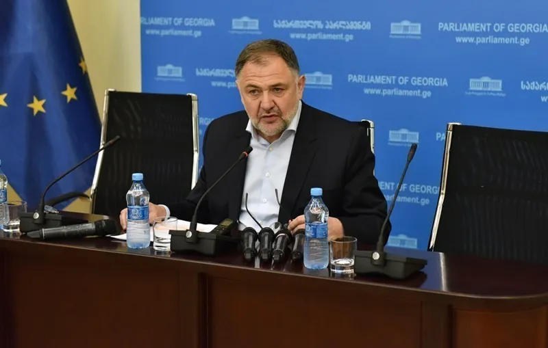 კახა ოქრიაშვილმა, ბიძინა გეგიძემ და ალექსანდრე ერქვანიამ საკონსტიტუციო ცვლილებების წინააღმდეგ მისცეს ხმა