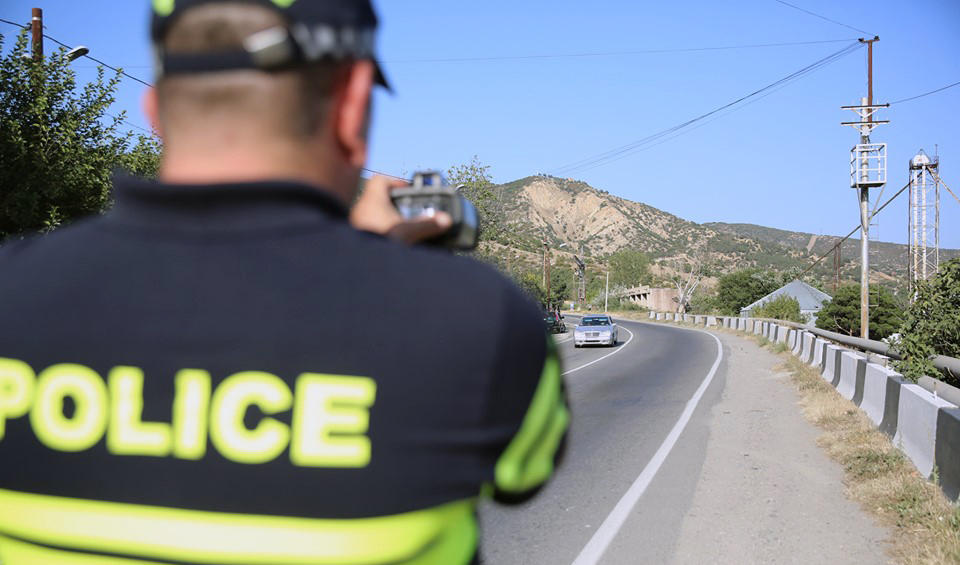 საგზაო მოძრაობის წესების რიგ დარღვევაზე ჯარიმები იზრდება - მათ შორის, სიჩქარის გადაჭარბებაზე სანქცია 100 ლარი, უსაფრთხოების ღვედის გამოუყენებლობისთვის ან მობილურით სარგებლობისთვის კი ჯარიმა 50 ლარი გახდება