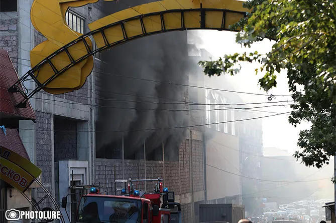 В Ереване при пожаре в торговом центре пострадали 10 человек
