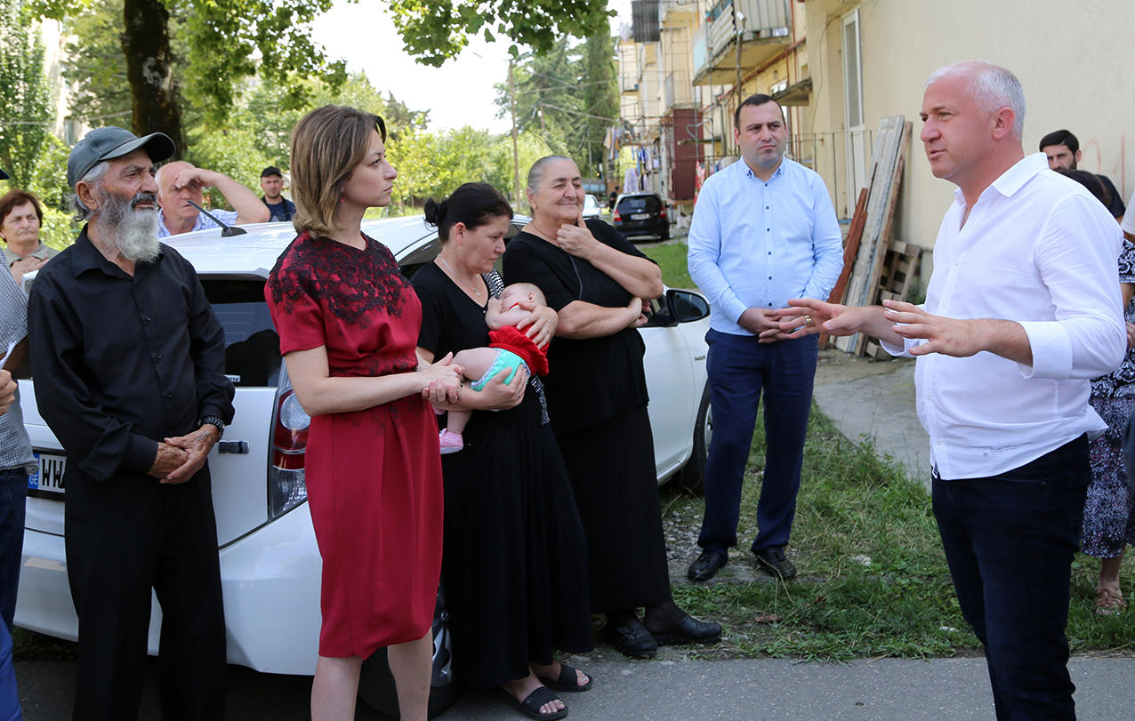 ეკატერინე ტიკარაძე ხონის დევნილთა დასახლებაში მცხოვრებლებს შეხვდა