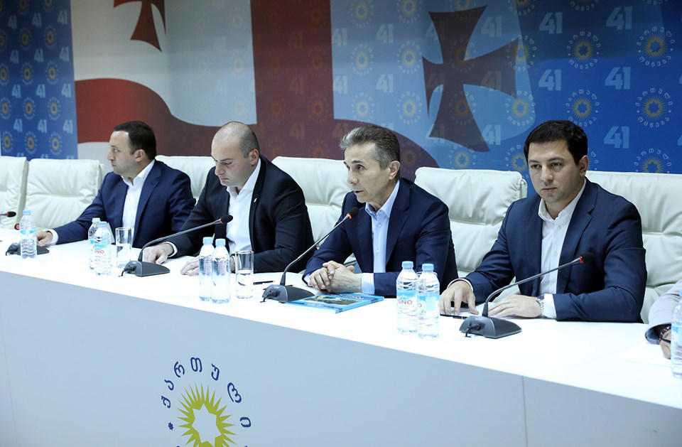 „ქართული ოცნების“ ცენტრალურ ოფისში უმრავლესობის სხდომა მიმდინარეობს