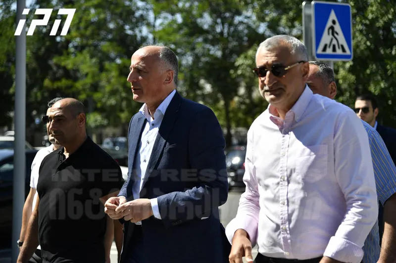 ადვოკატის განმარტებით, სადავო ტრანზაქციასთან დაკავშირებით, პროკურატურა აქცენტს 2008 წლიდან აკეთებს და არა 2007 წლიდან, როცა ხაზარაძე-ჯაფარიძემ სესხის აღება დაიწყეს