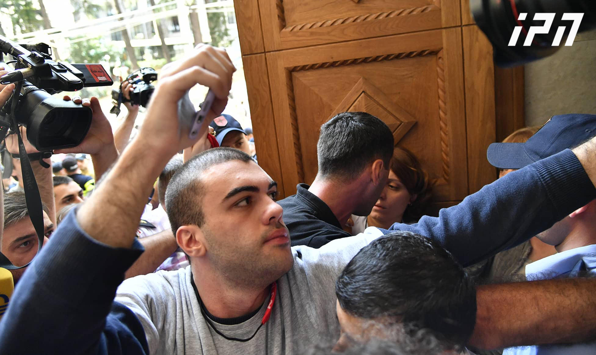 У входов в парламент шум и стычка