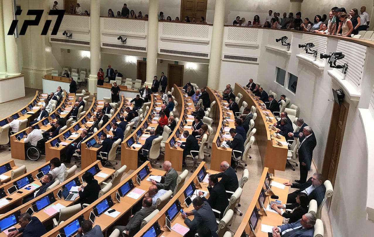 Осенняя сессия открылась гимном, однако сразу после его исполнения оппозиционные депутаты свистками опротестовали выдвижение Георгия Гахария премьером