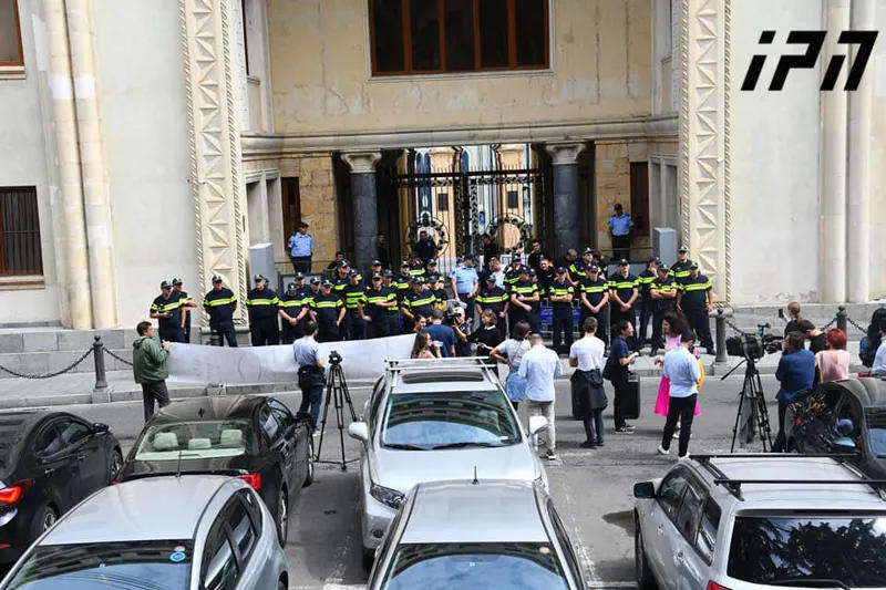 Перед зданием парламента проходит протестная акция
