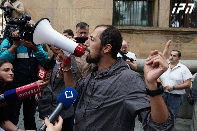 გიგა მაქარაშვილი - ემზარ კვიციანი ჯერ გვაგინებდა, მერე კი აქციის  მონაწილეებს ხელი დაარტყა