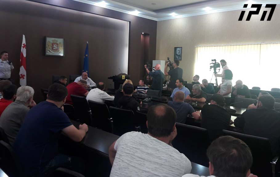 „ტორპედოს“ გულშემატკივრები ქუთაისის მერს შეხვდნენ