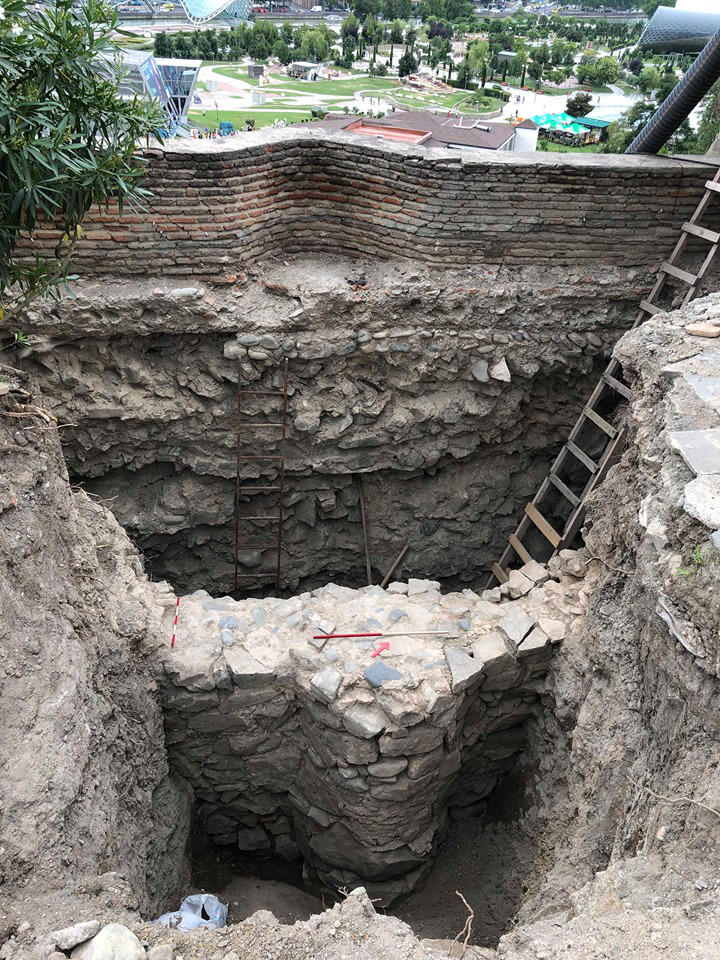 დარეჯანის სასახლის სამონასტრო კომპლექსის რეაბილიტაციისას ძველი გალავნის ფრაგმენტი აღმოაჩინეს