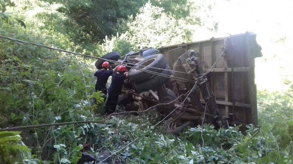 ხულოში, სატვირთო ავტომობილის ხევში გადავარდნის შედეგად ახალგაზრდა მამაკაცი დაშავდა