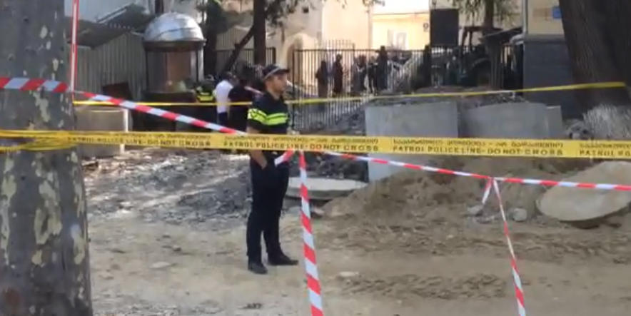 Спасатели извлекли из-под земляной массы тело погибшего рабочего