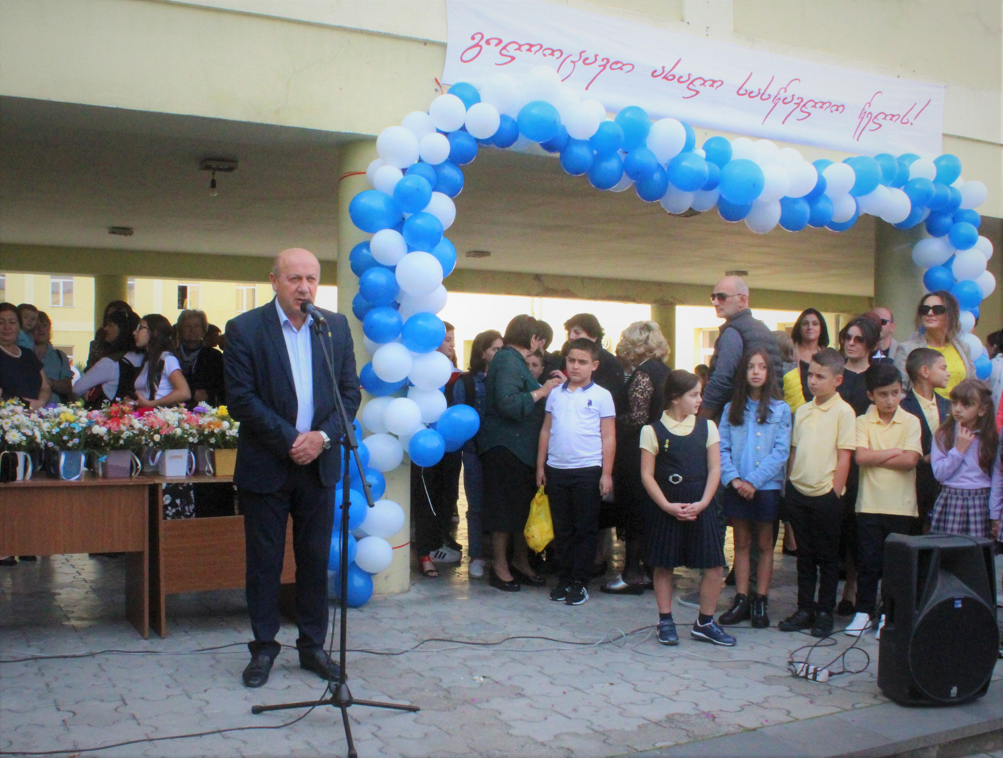 გორის მერი მოსწავლეებს ახალი სასწავლო  წლის დაწყებას ულოცავს