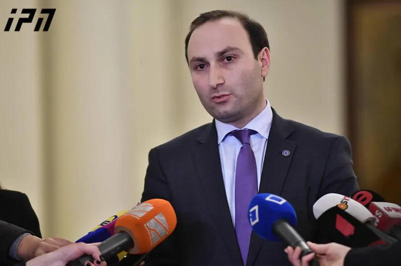 იურიდიულ საკითხთა კომიტეტმა უზენაესი სასამართლოს თავმჯდომარის თანამდებობაზე პარლამენტისთვის ასარჩევად წარდგენილი ნინო ქადაგიძის კანდიდატურის კანონმდებლობასთან შესაბამისობის დადგენის ხელშეწყობის მიზნით სამუშაო ჯგუფის შექმნას მხარი დაუჭირა