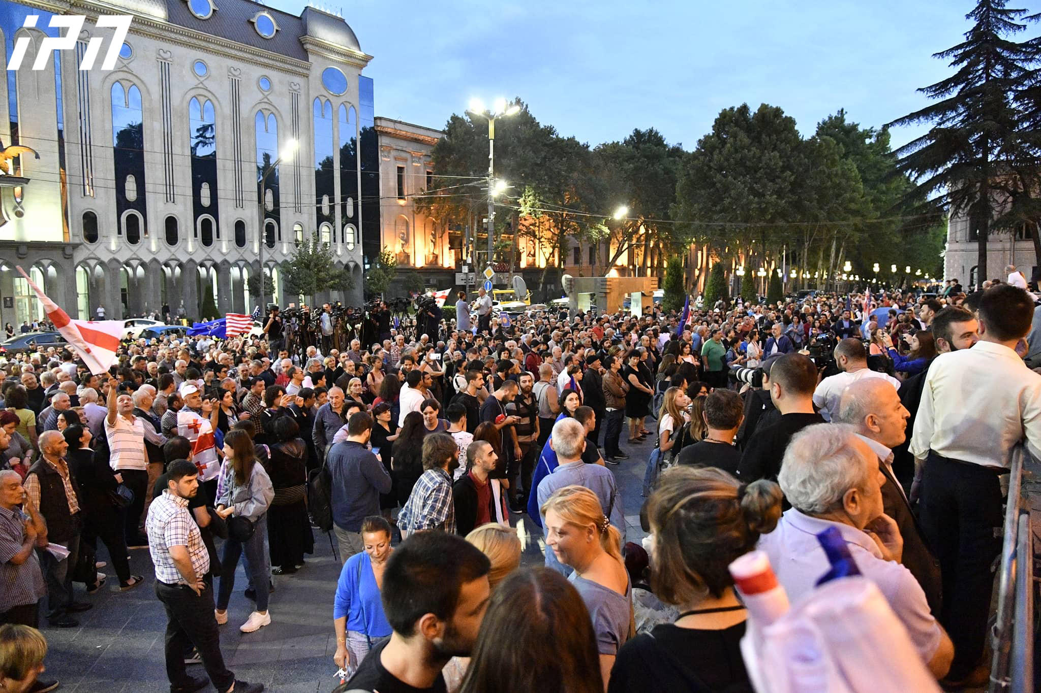 პარლამენტთან  აქცია  "სირცხვილია" მიმდინარეობს