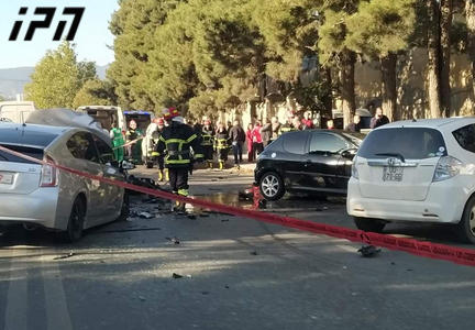 თბილისში, ფეიქრების ქუჩაზე ერთმანეთს 4 ავტომანქანა შეეჯახა