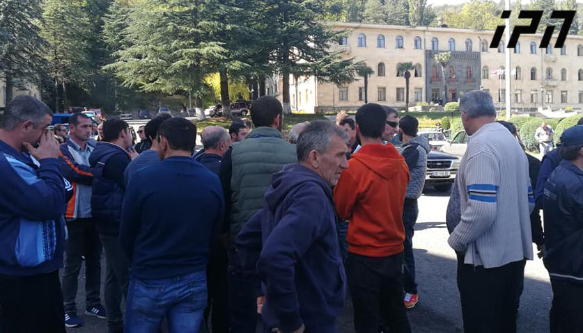 ტყიბულში მინდელის შახტთან შეკრებილმა მეშახტეებმა მერიასთან გადაინაცვლეს