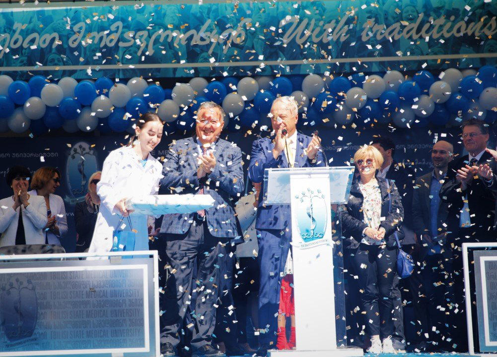 ლიზი ლომთათიძე, რომელიც 2019 წელს თსსუ-ში ყველაზე მაღალი ქულებით ჩაირიცხა, რექტორმა დაასაჩუქრა