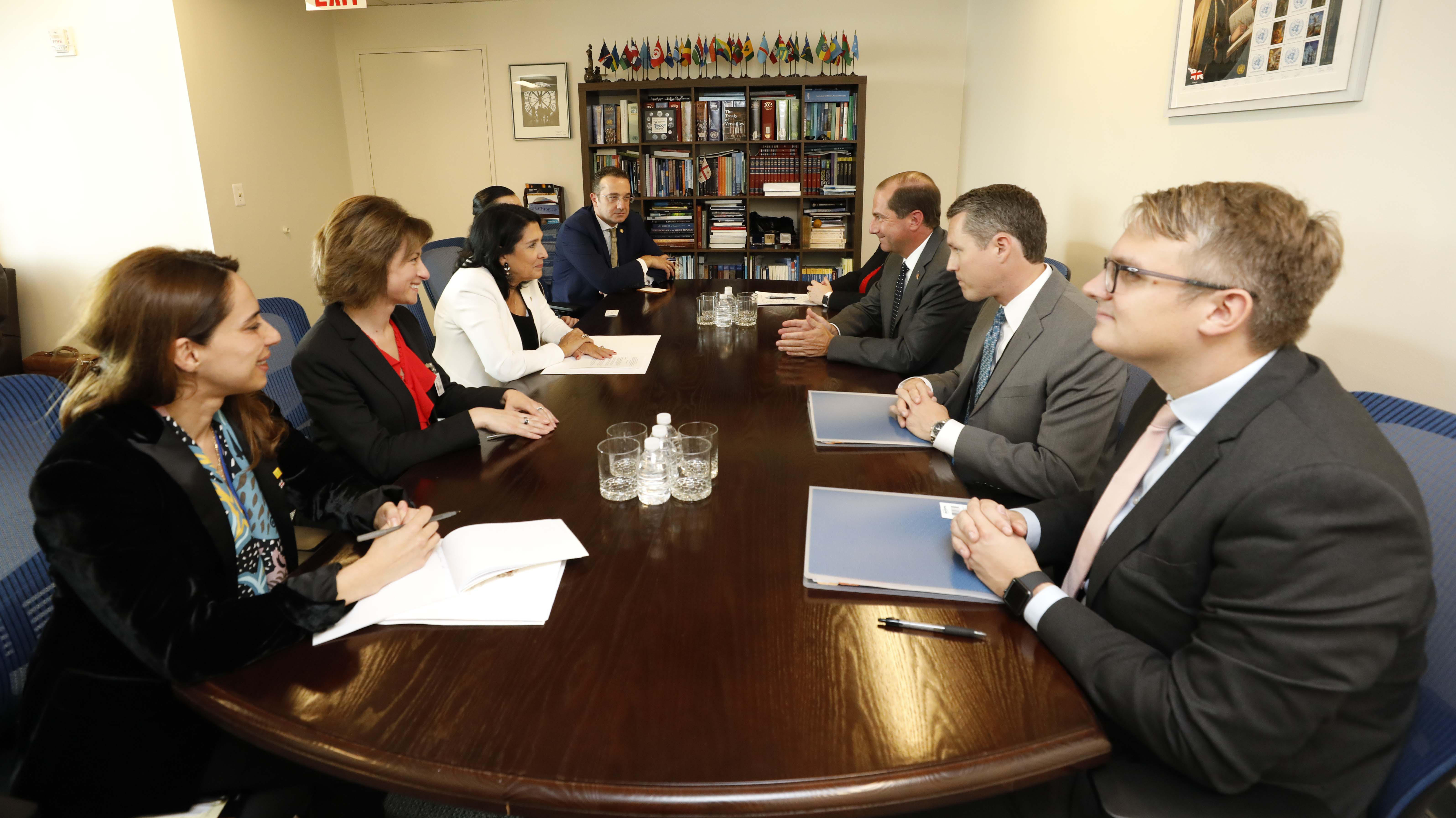 სალომე ზურაბიშვილი და ეკატერინე ტიკარაძე აშშ-ს ჯანდაცვისა და ადამიანური რესურსების სახელმწიფო მდივანს შეხვდნენ