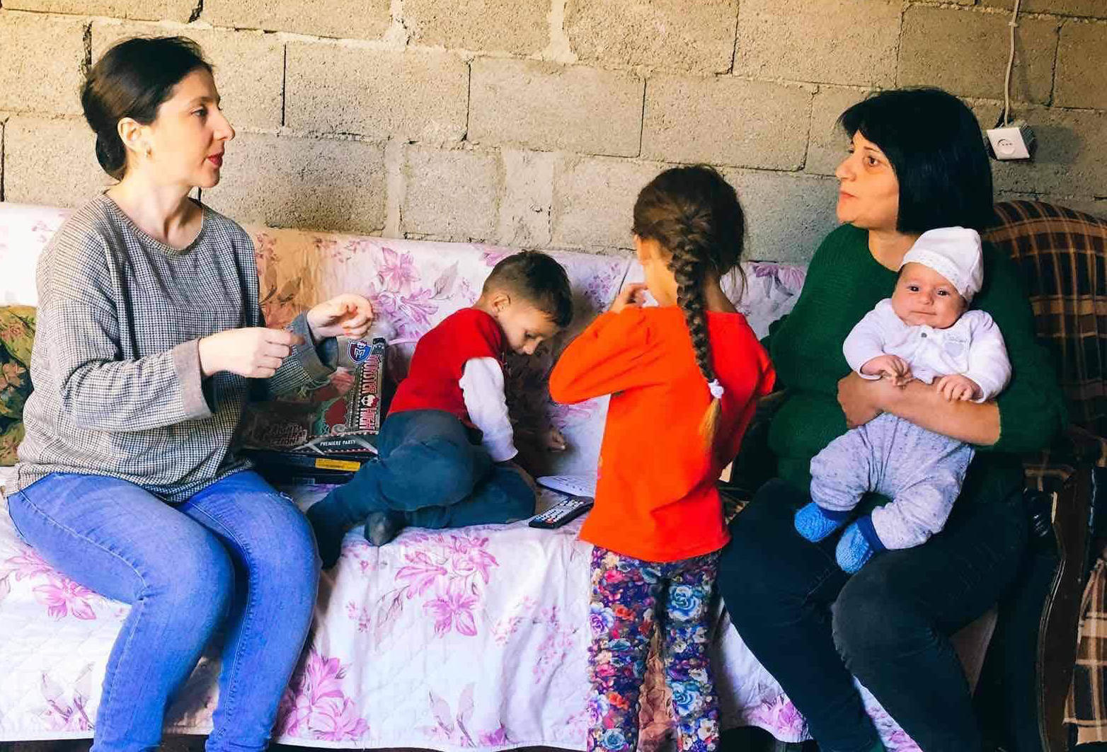 „ახალი საქართველოს" სოციალური მიმართულების ხელმძღვანელმა სოციალურად დაუცველი ოჯახები მოინახულა