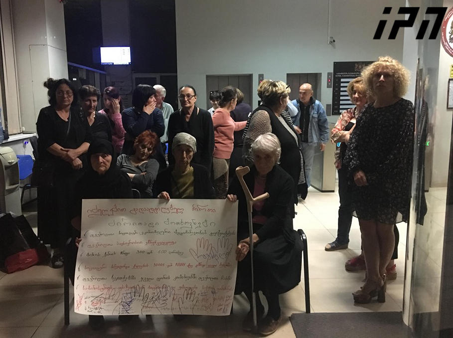 დევნილები, რომლებიც ჯანდაცვის სამინისტროში უკვე 10 დღის განმავლობაში იმყოფებიან, შენობის დატოვებას არ აპირებენ