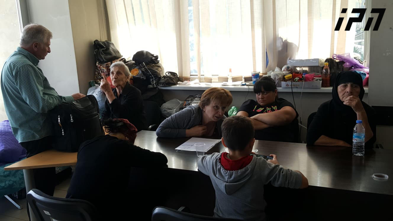 ჯანდაცვის სამინისტროს შენობაში მყოფი დევნილების განცხადებით, თუ მათ არც ერთი უწყების წარმომადგენელი არ შეხვდება, შიმშილობას დაიწყებენ