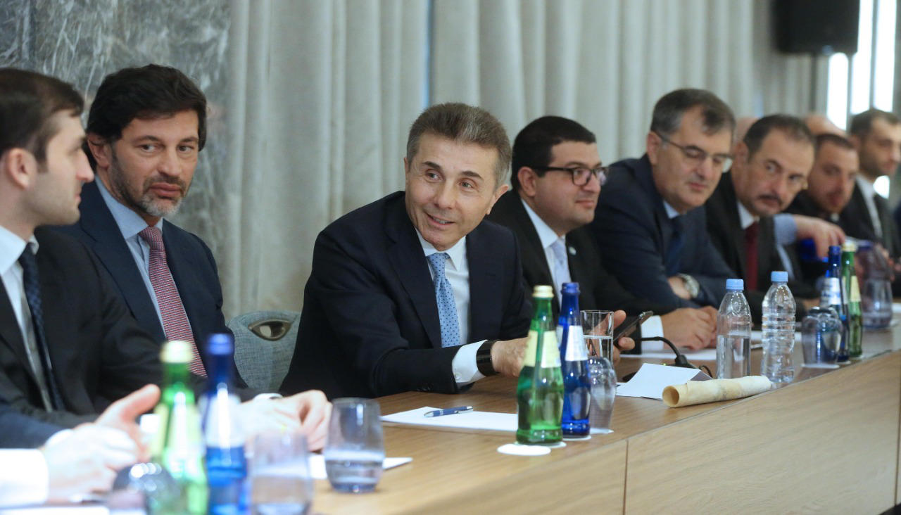 ბიძინა ივანიშვილი აჭარის რეგიონული ორგანიზაციების წარმომადგენლებს შეხვდა