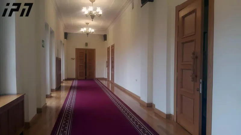 აჭარის საზოგადოებრივი მაუწყებლის თანამშრომლები პარლამენტში ადამიანის უფლებათა დაცვის კომიტეტის თავმჯდომარე სოფო კილაძეს ხვდებიან