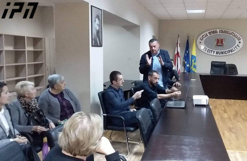 ფოთში, ფალიაშვილის ქუჩის მცხოვრებლებისა და ადგილობრივი ხელისუფლების წარმომადგენლების შეხვედრა ხმაურის ფონზე გაიმართა