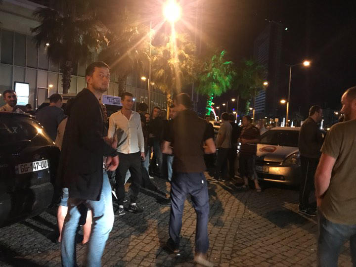 ბათუმში ტაქსის კომპანია „მაქსიმის“ მძღოლები საპროტესტო აქციას მართავენ