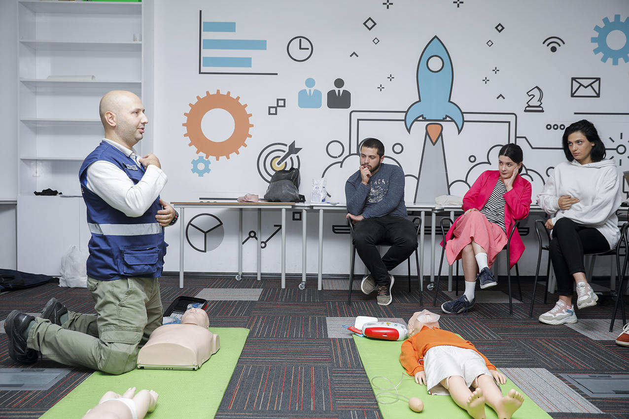 საგანგებო სიტუაციების კოორდინაციისა და გადაუდებელი დახმარების ცენტრის ინსტრუქტორებმა „ბაქსვუდის საერთაშორისო სკოლის“ პერსონალს პირველადი დახმარების ტრენინგები ჩაუტარეს